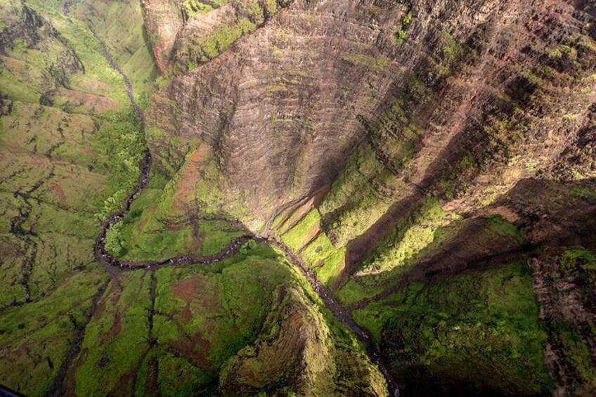 Un río serpentea por un valle rodeado de colinas verdes y empinadas. 2