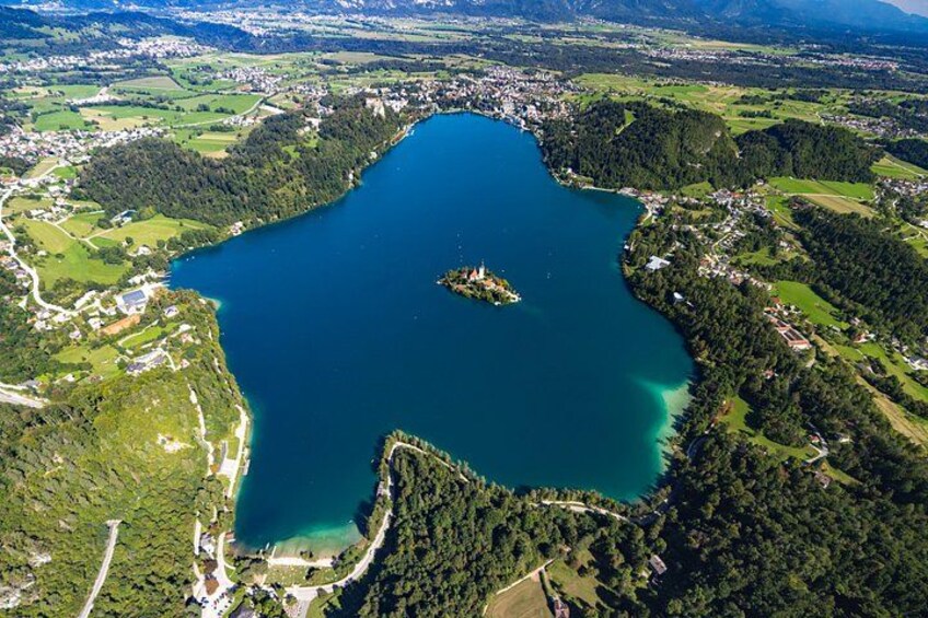 Un grand lac entouré de zones boisées et une petite île. 4
