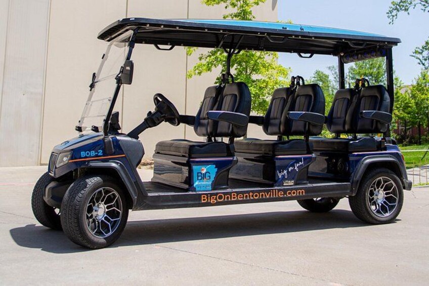 Een golfkar met de modelnaam 'BOB-2' en de website 'BigOnBentonville.com' op de zijkant. 2