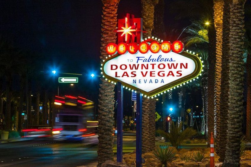 Eine Neonreklame mit dem Schriftzug 'Welcome to Fabulous Downtown Las Vegas Nevada'. 1