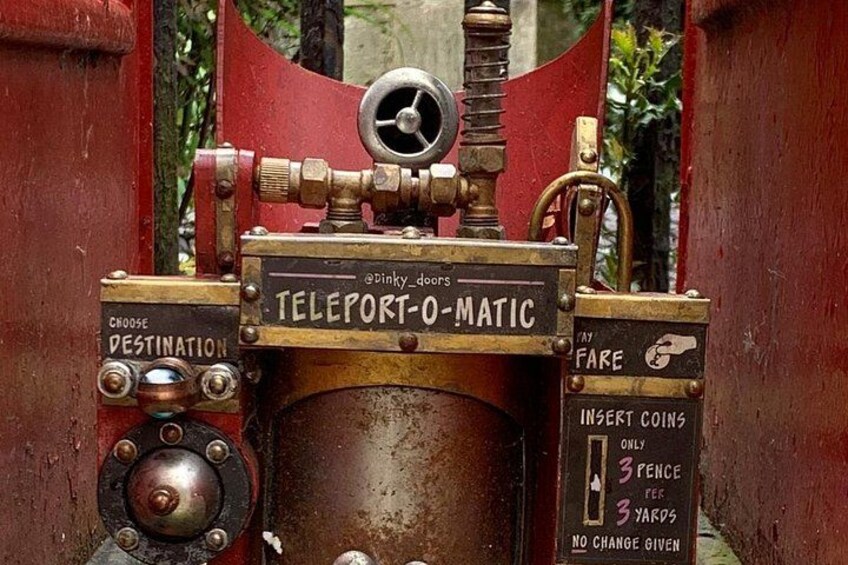 Una máquina telegráfica antigua con una palanca de latón y un letrero que dice 'TELEPORT-O-MATIC'. 4