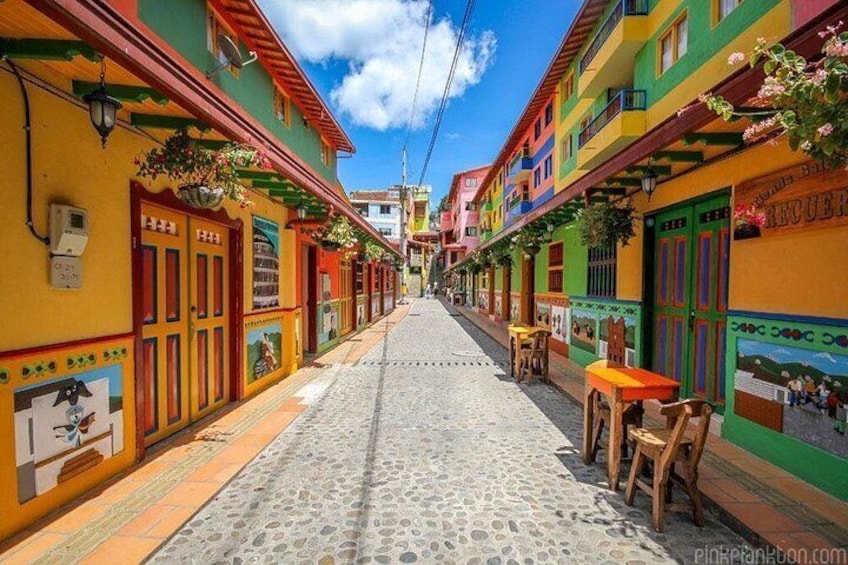 typical streets guatape 3