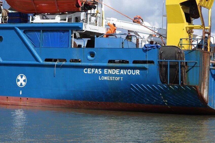 Et blåt skib, der hedder 'CEFAS ENDEAVOUR' med rødt skrog, ligger ved kaj. 2