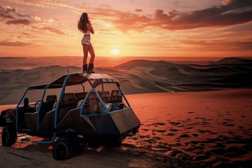 En sandbuggy i ett ökenlandskap med en solnedgång i bakgrunden. 3