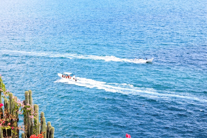 Un barco avanza rápidamente sobre un mar tranquilo, dejando una estela blanca a su paso. 4