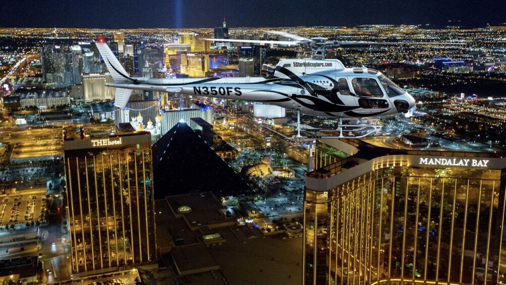 Las Vegas Strip Helicopter Tour with Dining Experience