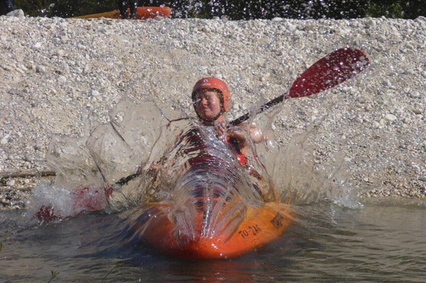 Une personne qui fait du kayak sur une rivière. 2