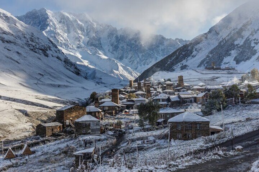 Un village enneigé, niché au fond d’une vallée montagneuse. 1