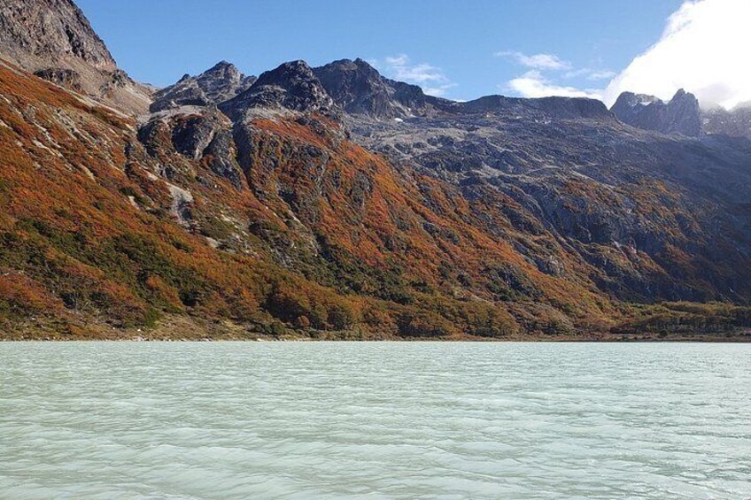 Un lago con montañas al fondo. 4
