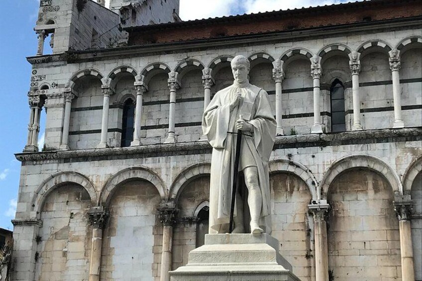 meeting point: the statue of Burlamacchi on piazza San Michele 2
