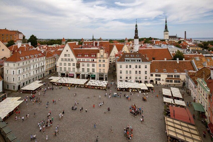 Ein historischer Platz mit Gebäuden, einer Kirche und einem Turm. 2