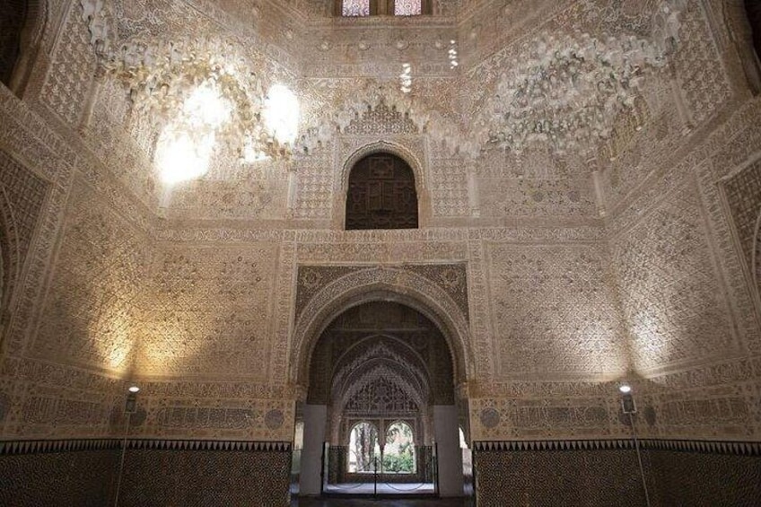 Guided Walking Tour of the Alhambra in Granada 2