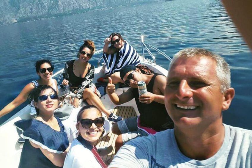 Un groupe de personnes se trouve sur un bateau, sur une étendue d’eau. 3