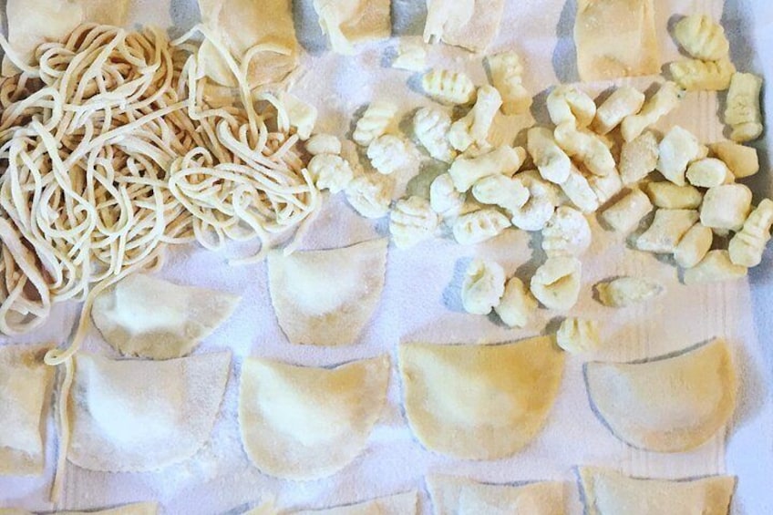 Pastaformer og nudler på en overflade. 2