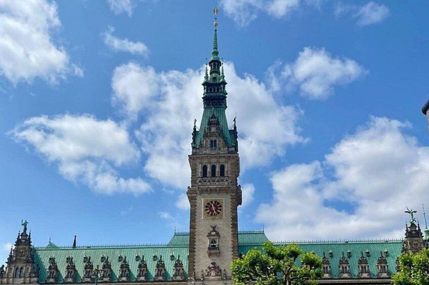 ️ Hamburg City Council
Opened in 1897, Hamburg City Hall is a neo-Renaissance gem with more than 600 rooms. Its imposing façade, 112-meter tower and rich interi decoration 3