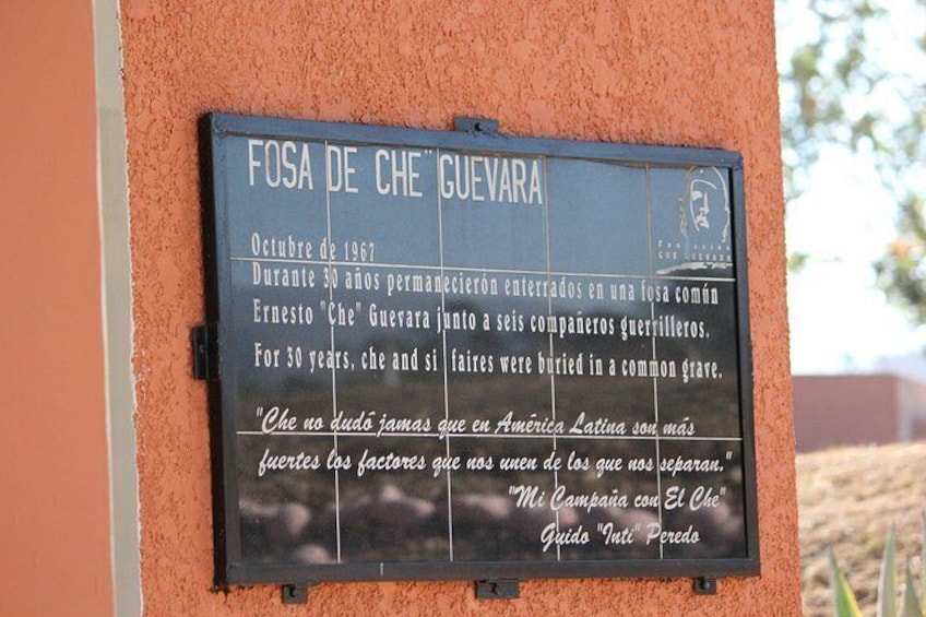 Une plaque commémorative fixée à un mur. 5
