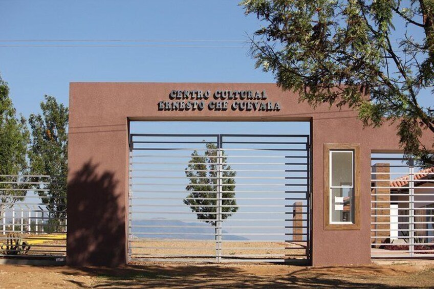 Un bâtiment sur lequel on peut lire l’inscription « CENTRO CULTURAL ERNESTO CUEVALA » et qui est doté d’une grille en métal. 4