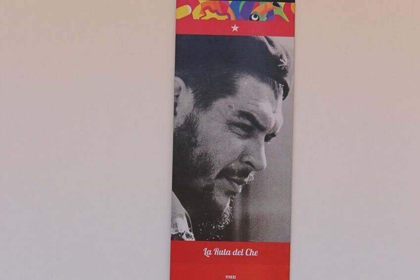 Une affiche représentant le visage d’une personne et portant le texte « La Ruta del Che ». 3