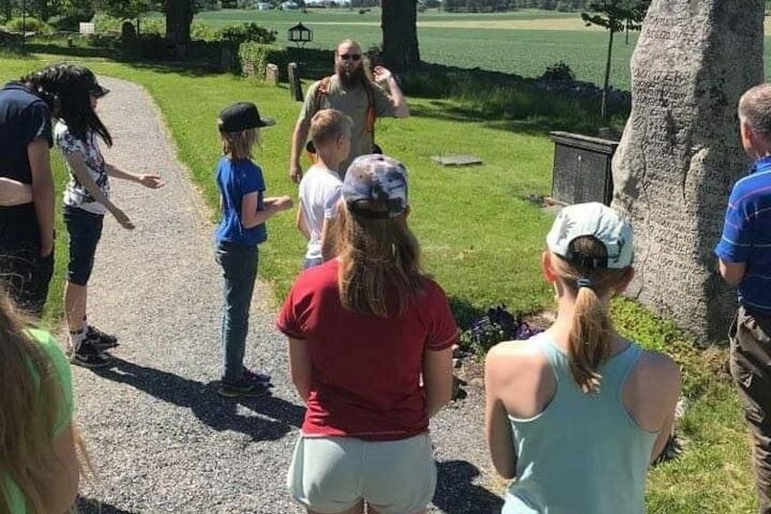 Un groupe de personnes se promène sur un sentier de gravier dans un parc. 2
