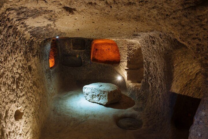 Una cueva con una estructura de piedra y un pequeño agujero. 3