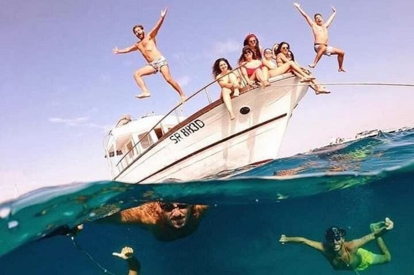 Una lancha con gente saltando al agua. 2