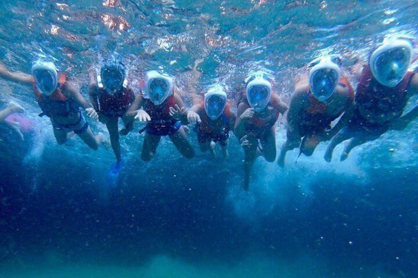 Eine Gruppe von Menschen schnorchelt unter Wasser. 2