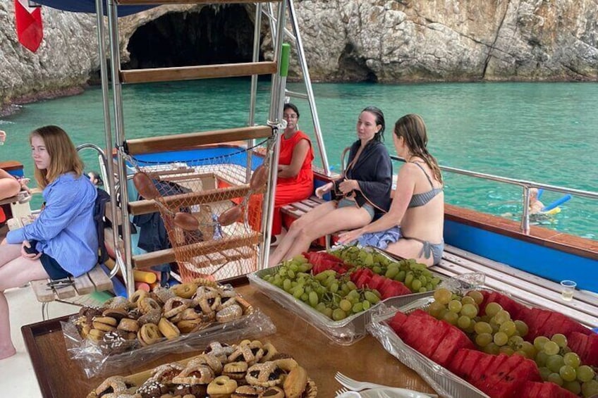 Ein Boot mit Personen, die Snacks und Früchte genießen. 5