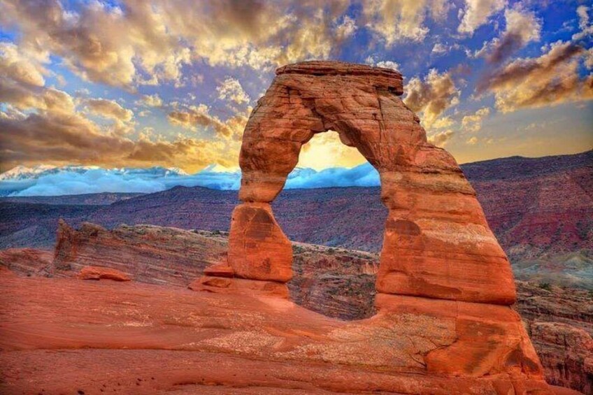 Une arche naturelle formée par la roche, dans un paysage désertique. 3