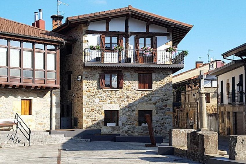 Un bâtiment en pierre doté d’un balcon, d’une porte en bois et d’un escalier menant à l’entrée. 3