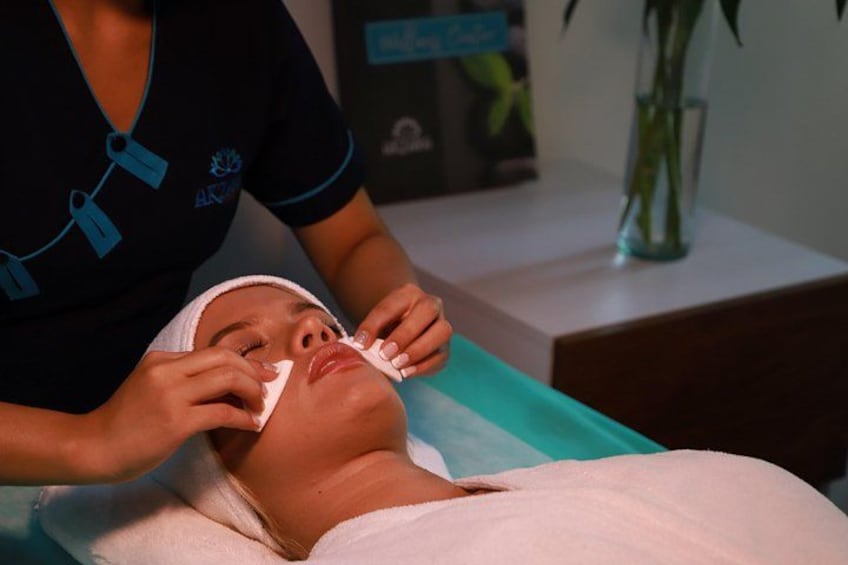 Una persona recibiendo un tratamiento facial. 1
