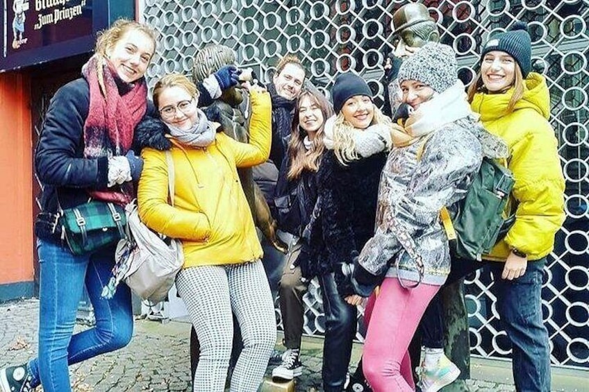 Un groupe de personnes posant devant une clôture à motifs. 4