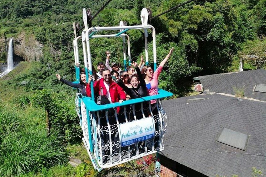 Eine Seilbahn mit Fahrgästen, die die Fahrt genießen. 2