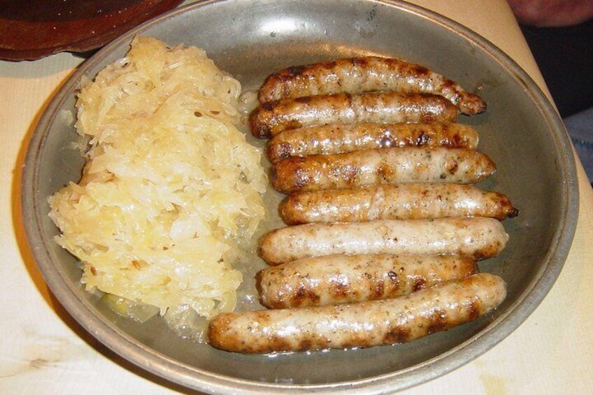 Une assiette de saucisses grillées accompagnées de choucroute. 3