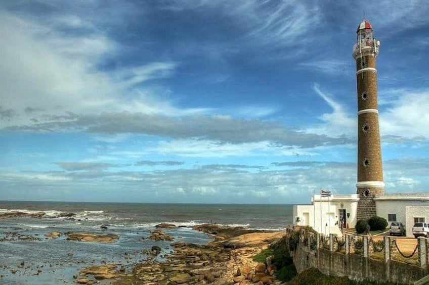 Ein Leuchtturm, eine felsige Küste und der Ozean. 3