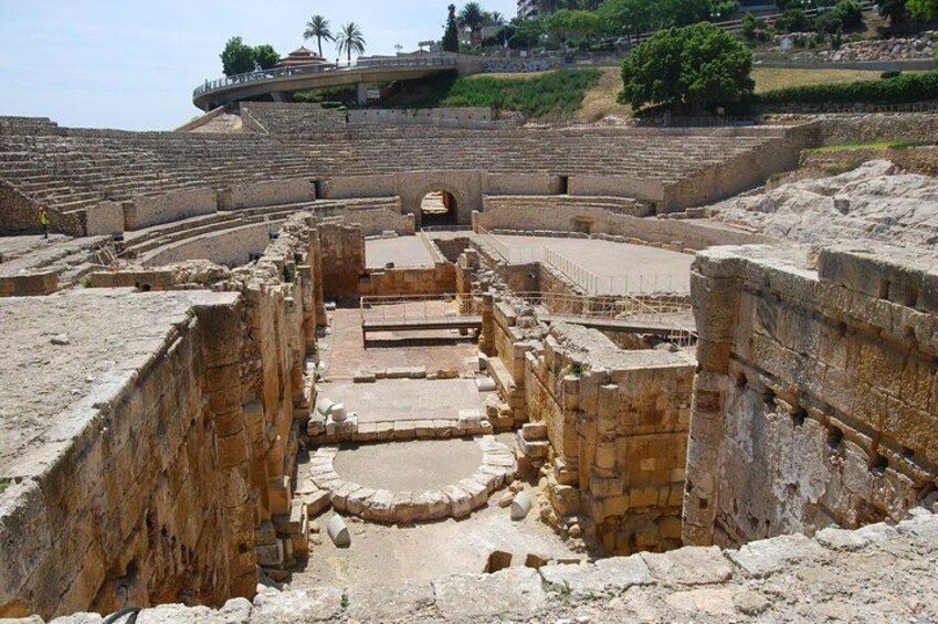 Alte Ruinen mit Steingebäuden und einem teilweise erhaltenen Amphitheater. 2