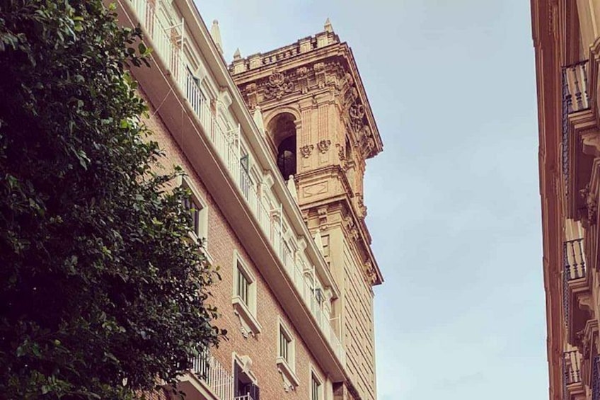 Un edificio alto con detalles arquitectónicos ornamentados y un cielo despejado. 2