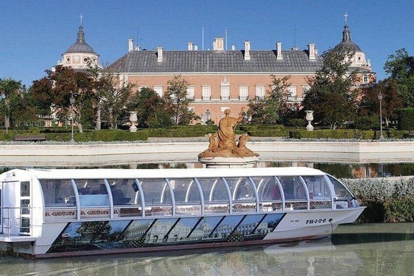 Boat cruise with guide on board + Historical City Adventure Gift 1