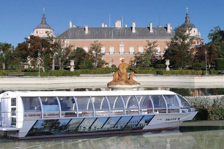 Boat cruise with guide on board + Historical City Adventure Gift 1