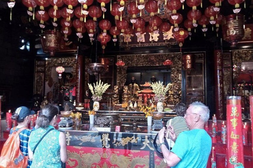 Een traditionele Chinese tempel met versierde decoraties en rode lantaarns. 4