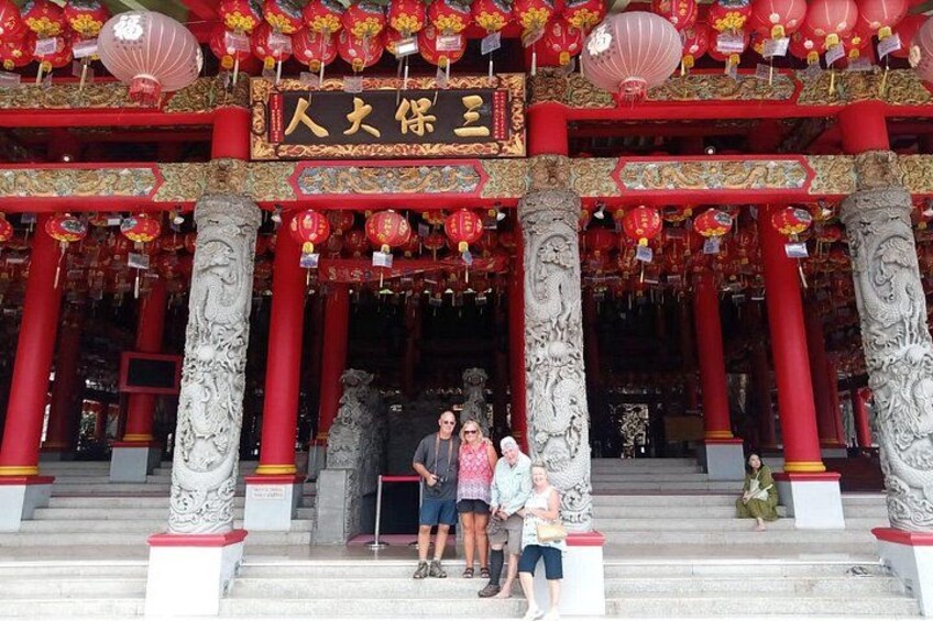 Tempelpoort met rode pilaren, versierde decoraties en Chinese karakters. 3