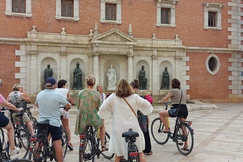 Bike tour with city guide from old to new