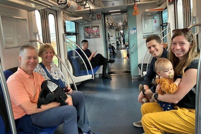 Een groep mensen zit in een treinwagon. 5