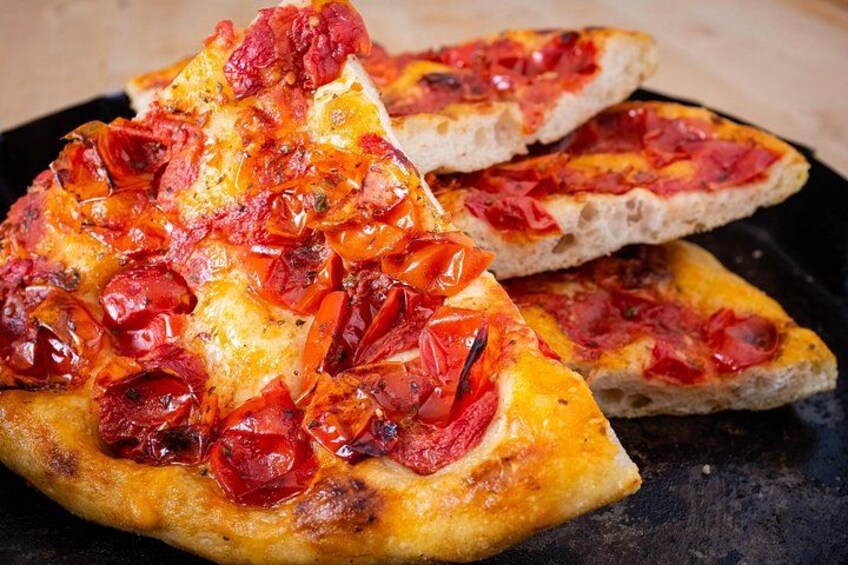 Una pizza con ingredientes. 2