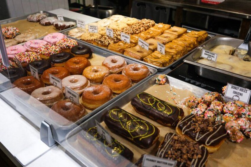 Variedad de donas en un expositor. 4