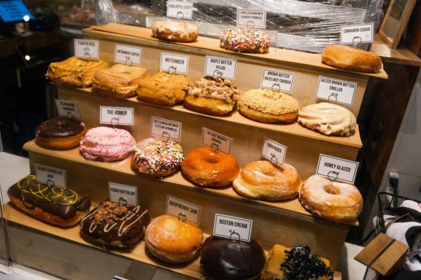 Una bandeja con donas variadas, con diferentes coberturas y glaseados. 5