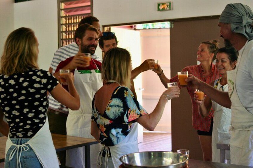 Un groupe de personnes trinquant avec des boissons dans un cadre intérieur décontracté. 3