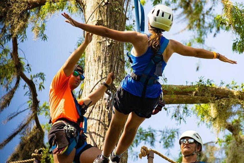 Une personne pratiquant le saut à l’élastique avec un harnais de sécurité, et une autre personne qui l’assiste. 4