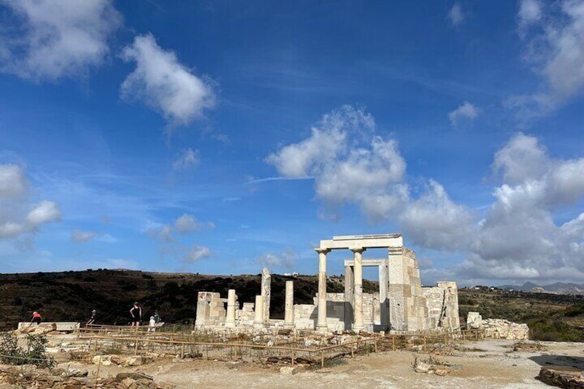 Ruinas antiguas con columnas y una estructura de piedra, frente a un cielo despejado y un paisaje montañoso. 2