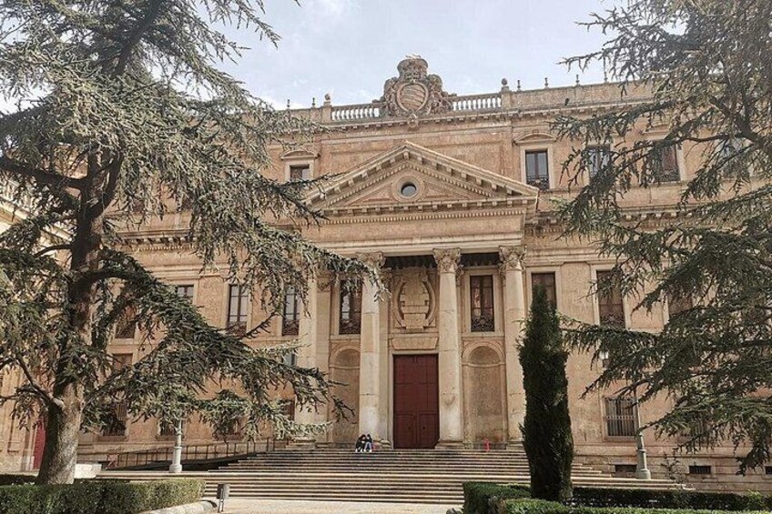 Un edificio classico con un ingresso centrale, affiancato da colonne, e una scalinata che vi conduce. 2