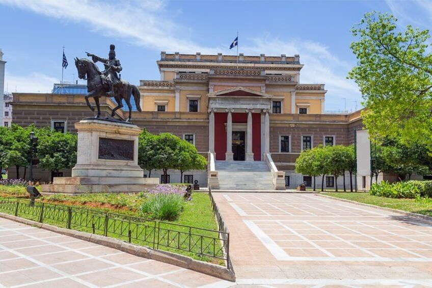 Un edificio neoclassico con una statua di una figura a cavallo di fronte. 5